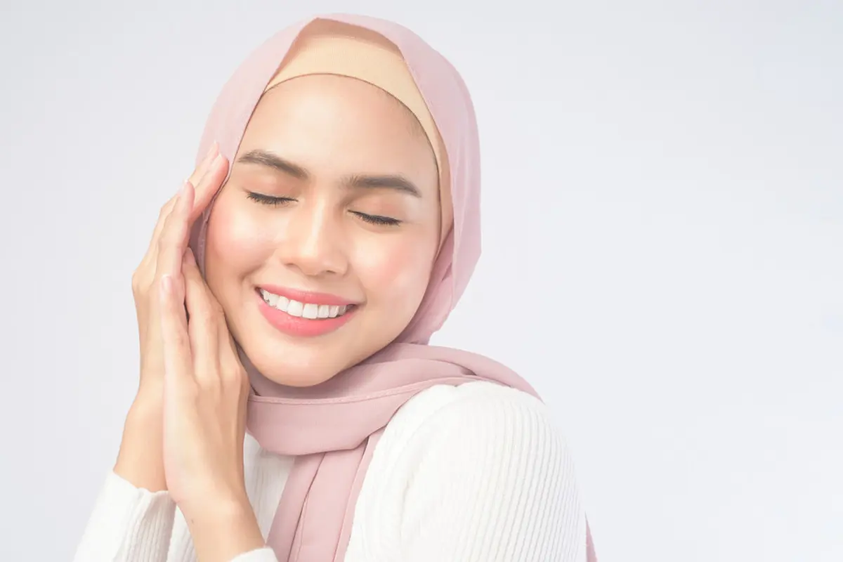 Beauty Hacks Rambut Bebas Lepek untuk Para Hijaber, Tetap Happy Meski Beraktivitas Seharian