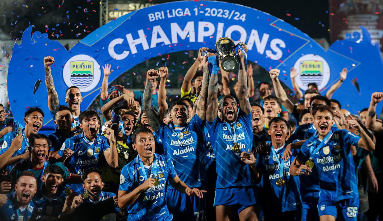 <p>Selebrasi skuad Persib Bandung, David Da Silva (tengah) dkk merayakan keberhasilan menjuarai Championship Series BRI Liga 1 2023/2024 usai mengalahkan Madura United pada final leg kedua di Stadion Gelora Bangkalan, Madura, Jumat (31/5/2024). (Bola.com/Bagaskara Lazuardi)</p>