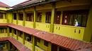 Seorang anggota Badan Penanggulangan Bencana Daerah (BPBD) menyemprotkan disinfektan di sebuah Sekolah Menengah Pertama (SMP) dalam rangka program mitigasi pencegahan penyebaran flu burung di Banda Aceh pada Jumat 31 Oktober 2025. Pelaksana Tugas (Plt) Kepala Pelaksana BPBD Banda Aceh, Ardi Asyadi, mengatakan penyemprotan berdasarkan permintaan resmi pihak sekolah dan hasil koordinasi dengan Dinas Pendidikan dan Kebudayaan (Disdikbud) setempat. (Chaideer MAHYUDDIN/AFP)