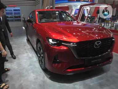 Pengunjung melihat mobil Mazda CX-60 pada pameran otomotif GAIKINDO Indonesia International Auto Show (GIIAS) 2024 di Indonesia Convention Exhibition (ICE) BSD Tangerang, Banten, Jumat (19/7/2024). (merdeka.com/Imam Buhori)