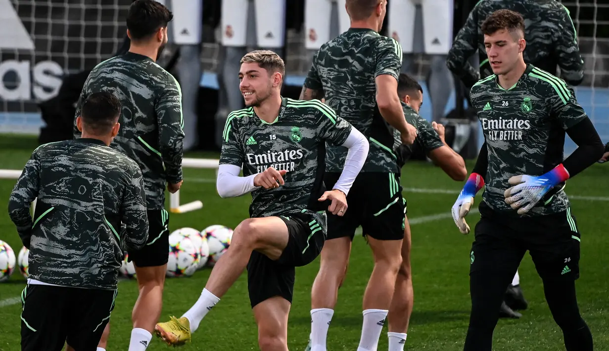 Gelandang Real Madrid Federico Valverde (tengah) mengambil bagian dalam sesi latihan di Valdebebas, pinggiran Madrid, Selasa (1/11/2022). Real Madrid akan menjamu Celtic di Santiago Bernabeu pada matchday terakhir Grup F Liga Champions 2022/2023 Kamis dini hari WIB, 3 November 2022. (Photo by PIERRE-PHILIPPE MARCOU / AFP)