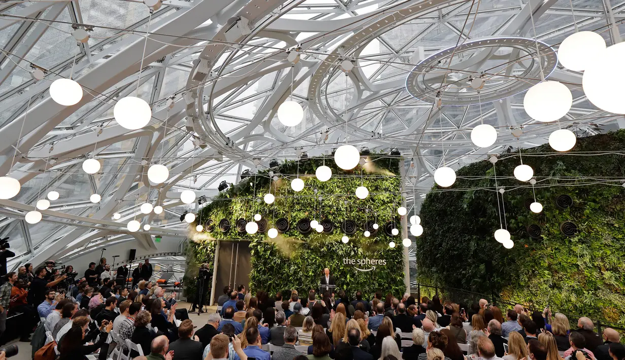 Para tamu mendengarkan pendiri Amazon, Jeff Bezos saat pembukaan kantor The Spheres, di Seattle, Senin (29/1).  Amazon menginvestasikan dana Rp 49,5 triliun untuk membangun kantor dan infrastruktur dalam kurun waktu 2010 hingga 2017. (AP/Ted S. Warren)