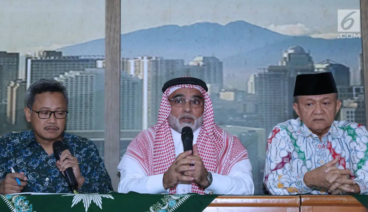 Dubes Arab Saudi untuk Indonesia, Osama bin Mohammed Al-Shuaibi (tengah) menjawab pertanyaan di Kantor PP Muhammadiyah, Jakarta, Selasa (13/11). Osama memberi keterangan terkait Habib Rizieq dan jamaah haji Palestina. (Liputan6.com/Helmi Fithriansyah)