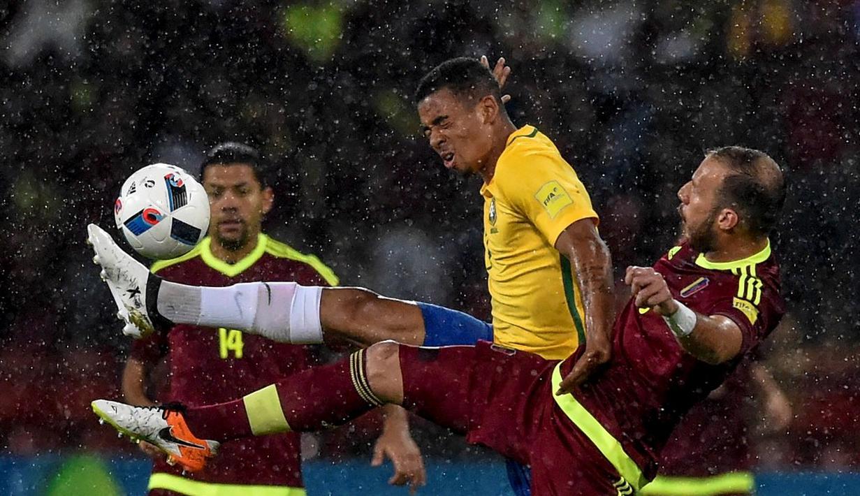 Pemain Brasil, Gabriel Jesus, berebut bola dengan pemain Venezuela, Jose Manuel Velazquez, dalam laga Kualifikasi Piala Dunia 2018 zona Amerika Selatan di Metropolitano Stadium, Merida, Rabu (12/10/2016) WIB. (AFP/Juan Barreto)