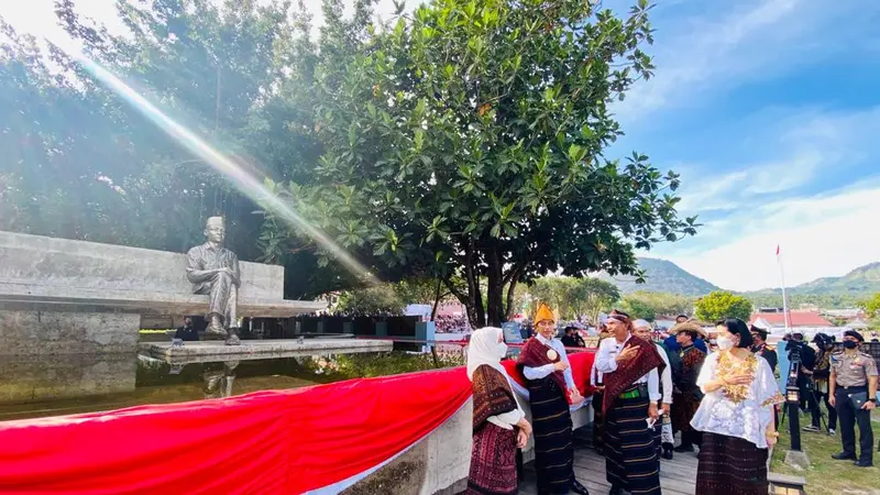 Presiden Jokowi dan Ibu Negara Iriana mengunjungi Taman Renungan Bung Karno di Kabupaten Ende, NTT, pada peringatan Hari Lahir Pancasila