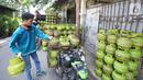 Pekerja mengangkut tabung gas elpiji 3Kg di salah satu agen di kawasan Jakarta, Senin (13/6/2022). PT Pertamina (Persero) menerima tambahan belanja BBM dan LPG sebesar Rp235 miliar. Dengan tambahan alokasi subsidi tersebut, Pemerintah bersama Pertamina memastikan sampai hari ini harga Pertalite, Solar Bersubsidi dan LPG 3 Kg tidak naik. (Liputan6.com/Angga Yuniar)