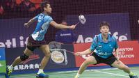 Ganda campuran Indonesia Tontowi Ahmad/Liliyana Natsir kalah dari pasangan Korea Ko Sung Hyun/Kim Ha Na di final Denmark Open Super Series Premier 2015, Minggu (18/10/2015). (Liputan6.com/CLAUS FISKER / SCANPIX DENMARK / AFP)