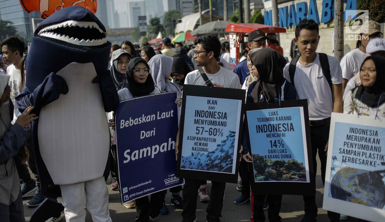 Sejumlah mahasiswa menggelar aksi kampanye tentang kehidupan biota laut saat Car Free Day di Kawasan Bunderan HI, Jakarta, Minggu (4/3). (Liputan6.com/Faizal Fanani)