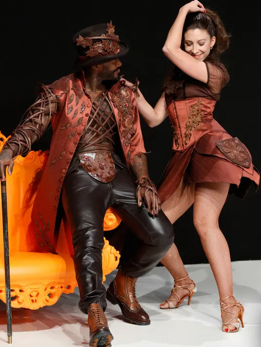 Pemain sepak bola Prancis, Djibril Cisse (kiri) dan penari Prancis Silvia Notargiocomo menampilkan gaun yang terbuat dari cokelat selama Chocolate Fair (Salon du Chocolat) di Paris, Selasa (30/10). (FRANCOIS GUILLOT/AFP)