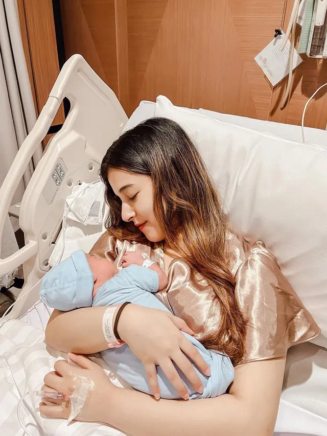 Tasya Farasya momong Baby Isa, anak keduanya (Foto: Instagram @tasyafarasya)
