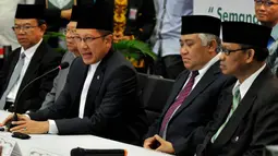  Menteri Agama Lukman Hakim Saifuddin (tengah) memberikan keterangan pers penentuan awal  Ramadan 1436 H, Jakarta, Rabu (16/6/2015). Pemerintah memutuskan tanggal 1 Ramadan 1436 H jatuh pada Kamis, 18 Juni 2015. (Liputan6.com/Andrian M Tunay)