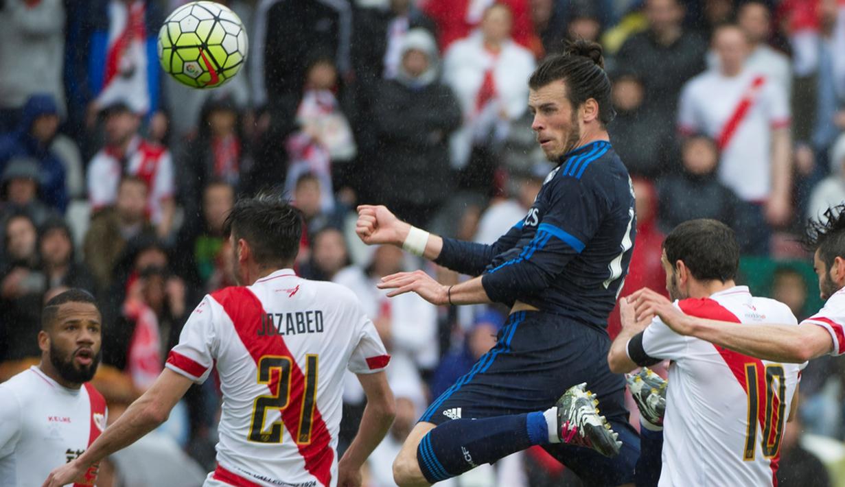 Pemain Real Madrid, Gareth Bale, mencetak gol melalui sundulan ke gawang Rayo Vallecano dalam laga La Liga Spanyol di Stadion Campo de Fútbol de Vallecas, Sabtu (23/4/2016). (AFP/Curto De La Torre)