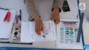 Petugas memeriksa kelengkapan dokumen penumpang yang menyeberang dengan kapal ferry di Pelabuhan Merak, Banten, Senin (18/5/2020). Penumpang harus memenuhi sejumlah persyaratan ketat mencakup standar kesehatan dan verifikasi dokumen guna memutus rantai penyebaran COVID-19 (Liputan6.com/Angga Yuniar)
