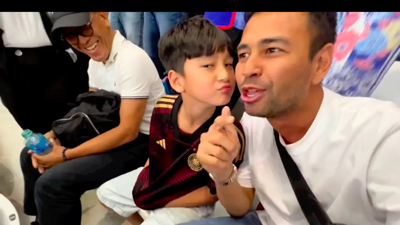 Rafathar dan Raffi Ahmad Saling Ledek Selama Pertandingan Jerman vs Jepang di Piala Dunia 2022