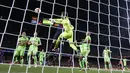 Kiper Levante, Aitor Fernandez, menghalau bola saat melawan Barcelona pada laga La Liga 2019 di Stadion Camp Nou, Sabtu (27/4). Barcelona menang 1-0 atas Levante. (AP/Manu Fernandez)