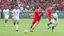 <p>Pemain Timnas Indonesia, Thom Haye (tengah) berebut bola dengan dua pemain Irak, Ahmed Yahya (kiri) dan Amir Al-Ammari pada laga Grup F putaran kedua Kualifikasi Piala Dunia 2026 zona Asia di Stadion Utama Gelora Bung Karno (SUGBK), Senayan, Jakarta, Kamis (6/6/2024). (Bola.com/Abdul Aziz)</p>