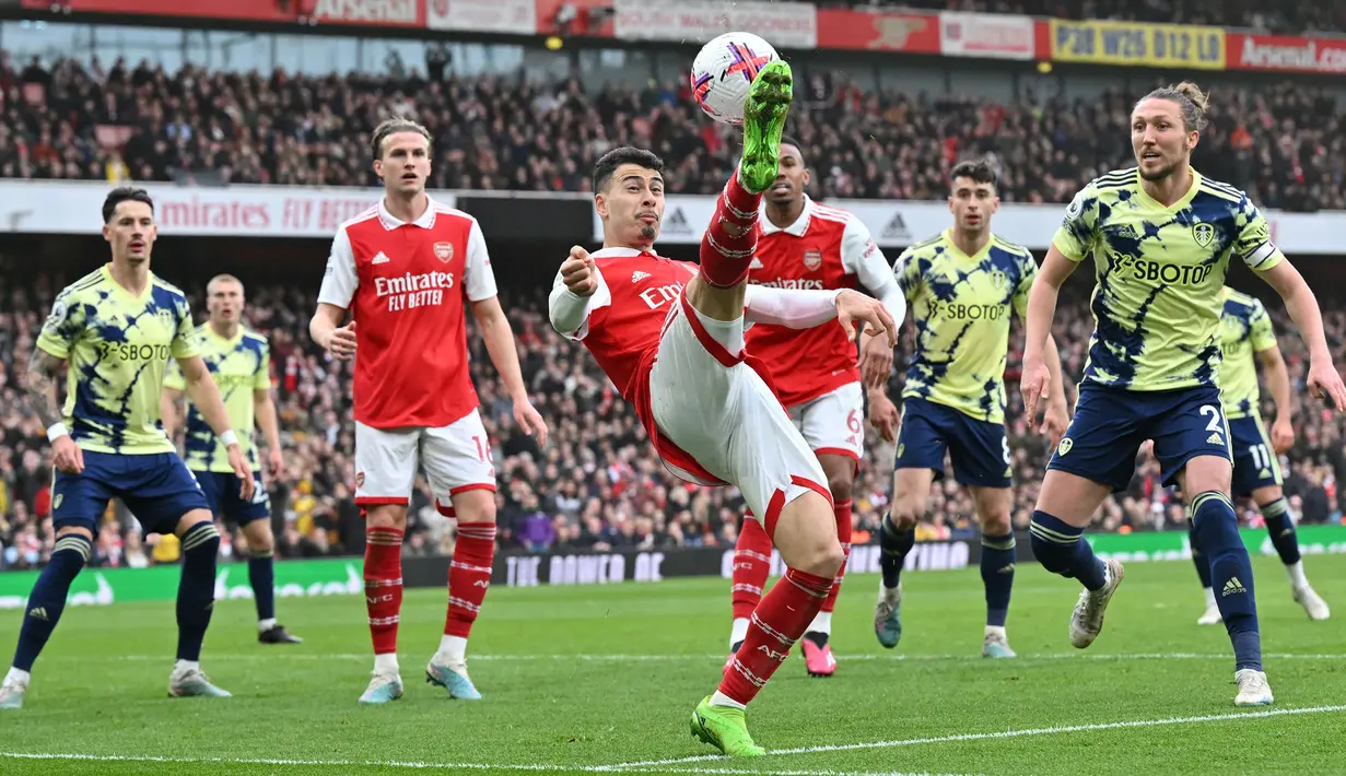 Pemain Arsenal, Gabriel Martinelli mengontrol bola pada laga pekan ke-29 Liga Inggris 2022/2023 melawan Leeds United di Emirates Stadium, London, Minggu (02/04/2023) dini hari WIB. The Gunners menang dengan skor 4-1. (AFP/Glyn Kirk)