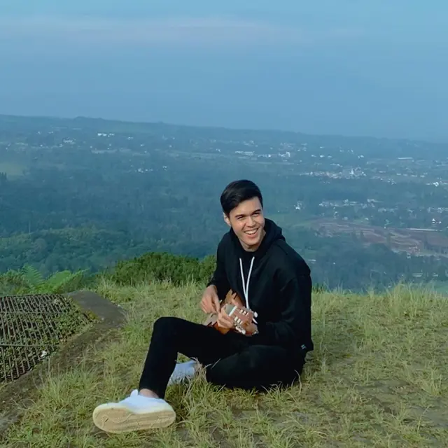 7 Potret Terbaru Rizky Djanbi, Mantan Kekasih Ochi Rosdiana Saat Traveling di Alam