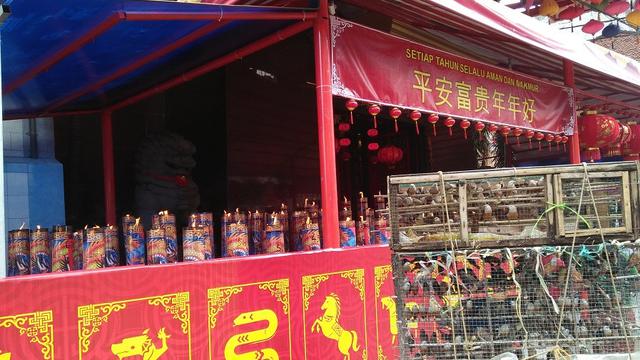 Pedagang burung pipit di depan klenteng Xian Ma Makassar (Liputan6.com/ Eka Hakim)