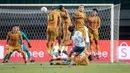 <p>Pemain Bhayangkara FC, Radja Nainggolan (kedua kanan) bersama rekan-rekannya melompat membuat pagar hidup untuk memblok tendangan bebas pemain Persita Tangerang, Rifki Dwi Septiawan pada laga lanjutan BRI Liga 1 2023/2024 antara Bhayangkara FC melawan Persita Tangerang di Stadion Patriot Candrabhaga, Bekasi, Minggu (17/12/2023). (Bola.com/Bagaskara Lazuardi)</p>