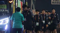 Ekspresi sejumlah pemain Timnas Indoneisa U-17 setelah menjalani sesi latihan selama dua jam lebih di Lapangan THOR, Surabaya, Rabu (8/11/2023). Skuad Garuda Asia memulai latihan pada pukul 17.30 WIB dan berakhir pada 19.55 WIB. (Bola.com/Bagaskara Lazuardi)