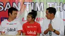 Kapten tim Thomas Indonesia, Hendra Setiawan (kiri) berbincang dengan Greysia Polii saat memberikan keterangan usai pelepasan di Pelatnas PBSI, Jakarta, Senin (9/5). Piala Thomas/Uber akan dihelat di Kunshan, Tiongkok. (Liputan6.com/Helmi Fithriansyah)