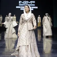 Wakil Menteri Dyah Roro tampil memukau dan penuh pesona saat melenggang di atas catwalk dalam acara IN2MF (Indonesia International Modest Fashion Festival). [@dyahroroestiwp].