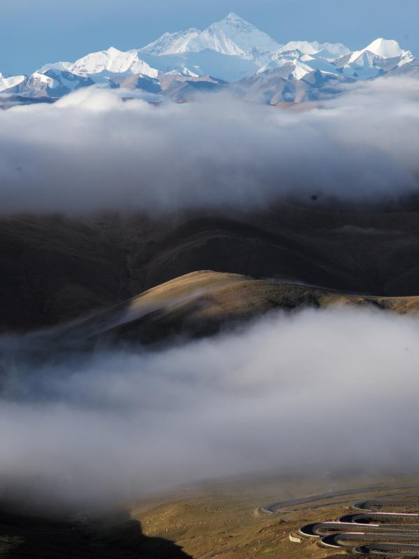 Foto yang diabadikan pada 5 September 2020 ini menunjukkan awan yang melingkar di sekitar Gunung Qomolangma. (Xinhua/Lyu Shuai)