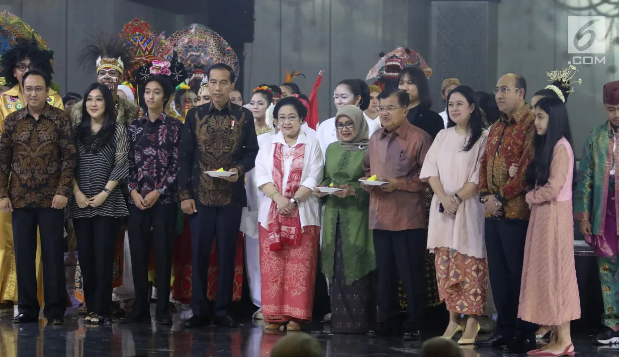 Ketua Umum PDIP Megawati Soekarnoputri pada HUT ke-72 foto bersama dengan keluarga besar didampingi Presiden Joko Widodo dan Wapres Jusuf Kalla serta istri di Grand Sahid Jakarta, Rabu (23/1). (Liputan6.com/Angga Yuniar)