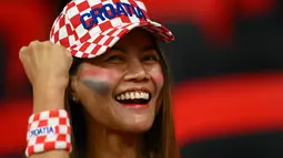 Seorang fans wanita Kroasia menghadiri pertandingan Grup F Piala Dunia Qatar 2022 antara Kroasia dan Belgia di Stadion Ahmad Bin Ali di Al-Rayyan, barat Doha pada 1 Desember 2022. (AFP/Gabriel Bouys)