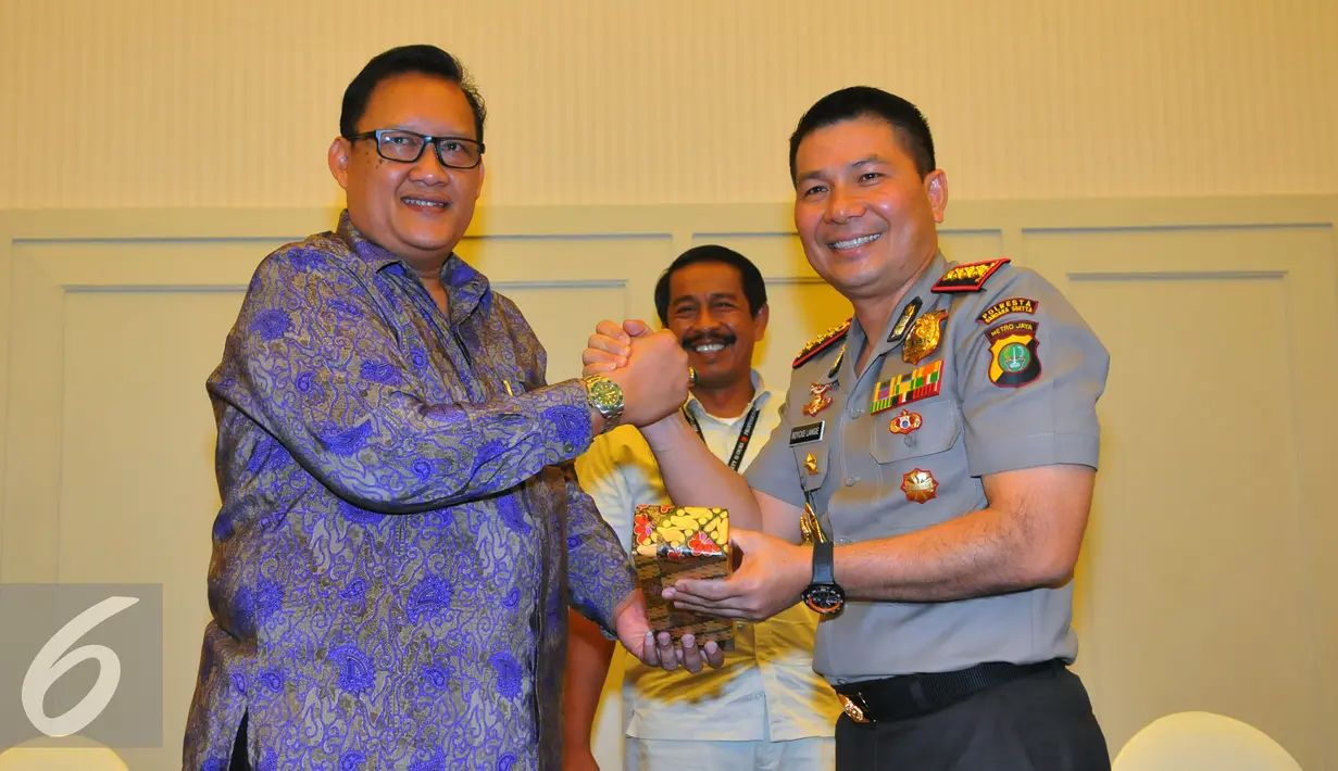 Kapten Daniel Putut, Dirut Lion Air Edward Sirait dan Kombespol Roycke Langie foto bersama usai penandatangan MOU di Tangerang, Jumat (19/2). Polres Bandara dan Lion Air terus meningkatkan keamanan untuk penumpang LionAir. (Liputan.com/Faisal R Syam)