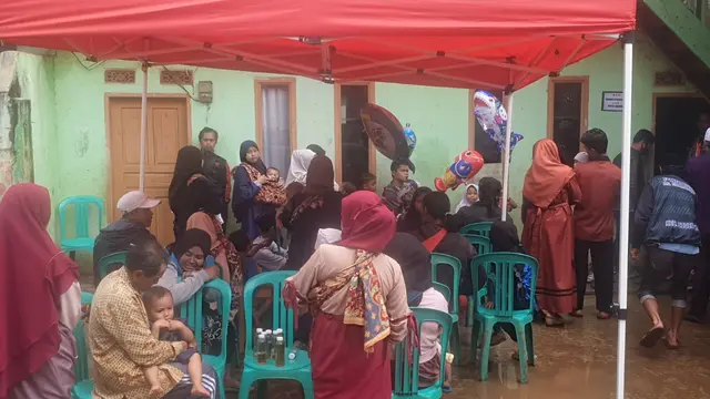 Nampak emak-emak muda di Kampung Siderang Legok, Desa Cintanagara, Kecamatan Cigedug, Garut tengah membawa buah hatinya dengan rataan usia yang relatif berdekatan.