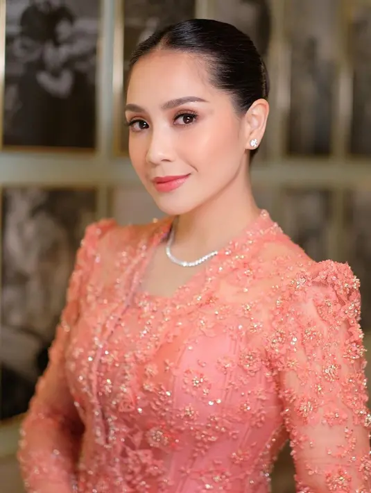 Kebayanya hadir dengan detail lengan puff yang memberi kesan vintage dan anggun. Kebaya tersebut kemudian dipadukan kain batik warna biru muda yang senada dengan dasi sang suami. [@raffinagita1717].