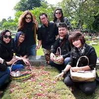 Anggota PARFI Ziarah ke Makam H. Usmar Ismail (Deki Prayoga/bintang.com)