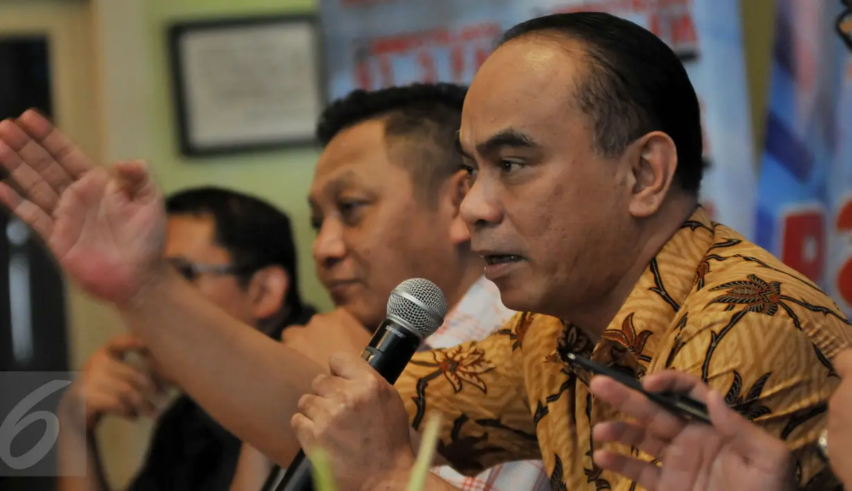 Direktur Eksekutif Indo Barometer, M Qodri saat menjadi pembicara dalam diskusi di Jakarta, Sabtu (5/4). Diskusi yang bertajuk Menteri Ribut Bikin Ribet itu membahas kegaduhan menteri yang menjadi perbincangan hangat di publik.(Liputan6.com/Johan Tallo)