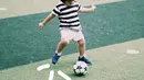 Seperti anak laki-laki biasanya. Sekala juga hobi bermain sepak bola. (Liputan6.com/IG/sekala_belove_)