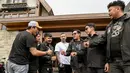 Belum lama ini, geng Bedain juga sudah memulai tur bersama dengan mengendarai motor besar (moge). Potret mereka saat touring menunjukkan kebersamaan yang penuh semangat dan canda tawa. Tak hanya aksi touring, mereka juga memperkenalkan jargon khas yang menggelitik, "Bedain? Gak Beda Beda Amat." (Liputan6.com/IG/@andreastaulany)