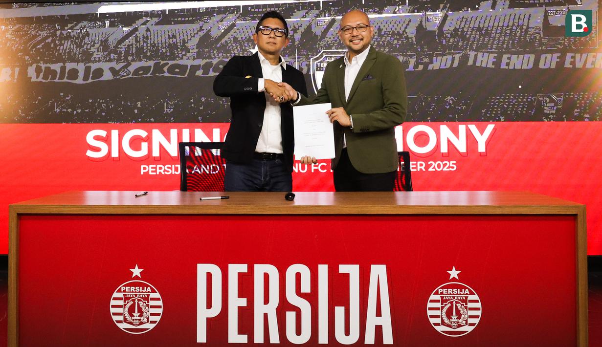 Direktur Persija Jakarta, Mohamad Prapanca (kiri) dan CEO Trengganu FC, Tuan Sheikh Farouk berjabat tangan menandai kerja sama antara Persija Jakarta dan Trengganu FC yang bertempat di Kantor Persija, Jakarta, pada Jumat (28/11/2025).