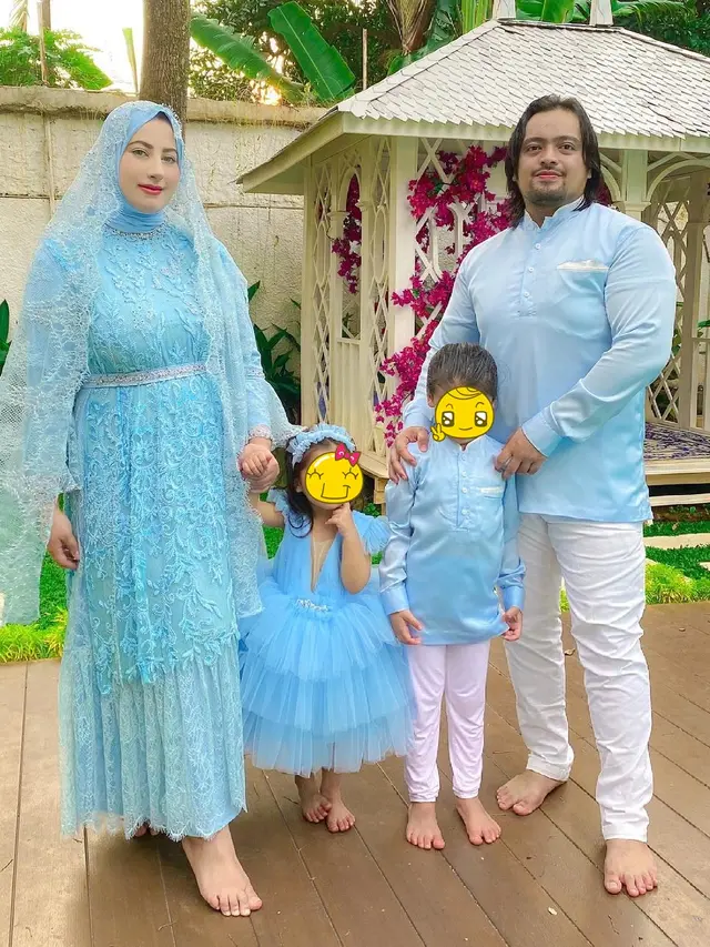 6 Potret Tasyi Athasyia bareng Suami dan Anak, Kompak Pakai Busana Bertema Unik