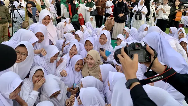 Siti Atikoh Supriyanti, Istri Ganjar Pranowo dikerubungi para santri saat berkunjung ke  Pondok Pesantren Cipasung, Tasikmalaya, Selasa (5/12/2023) pagi.