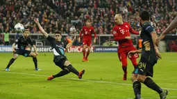 Pemain Bayern Munchen Arjen Robben saat mencetak gol ke gawang Arsenal pada lanjutan Liga Champion di Allianz Arena, Munich, Jerman, Kamis (5/11/15) dini hari. (Action Images via Reuters / John Sibley)