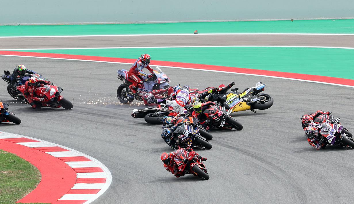 Sejumlah pembalap mengalami kecelakaan beruntun dalam MotoGP Catalunya di Sirkuit Catalunya, Barcelona, Minggu (3/9/2023). (AFP/Lluis Gene)