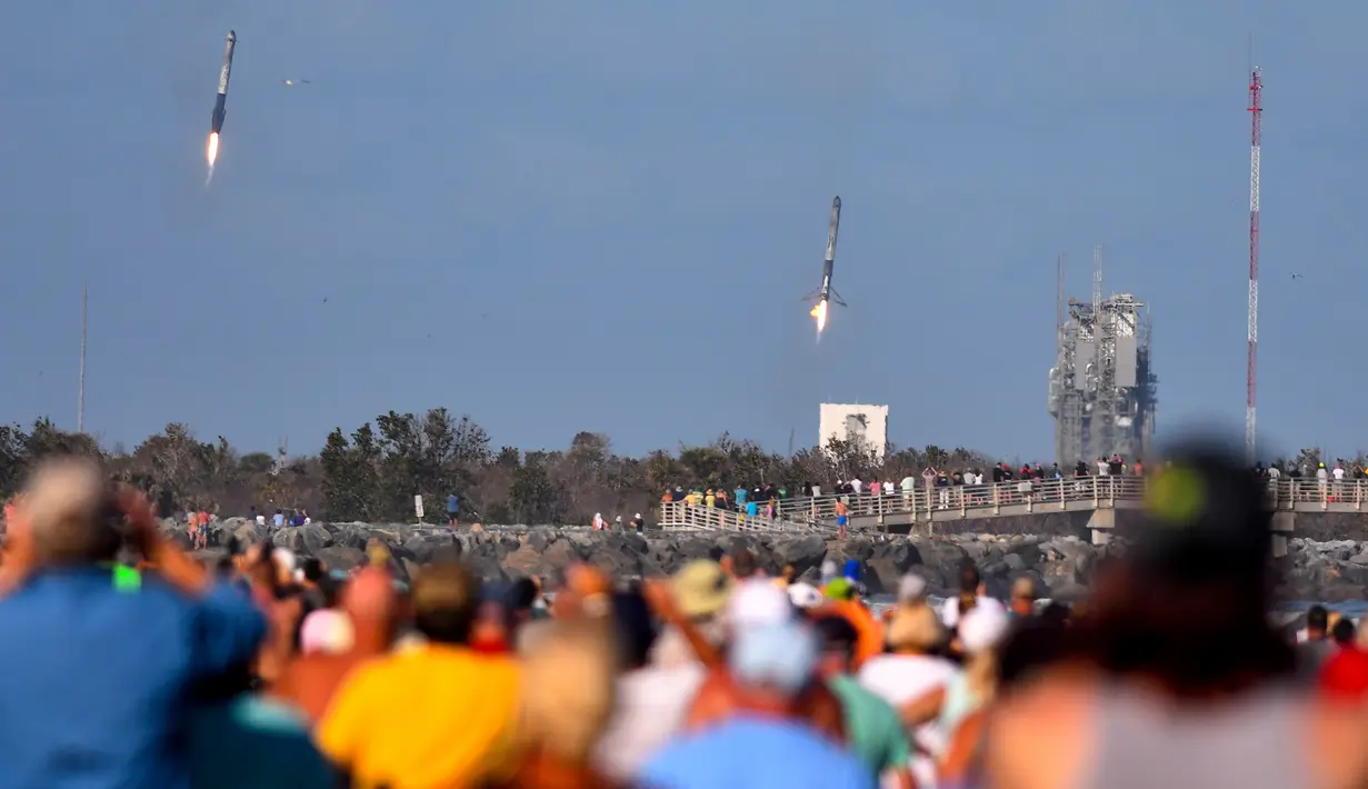 Kerumunan penonton di Playalinda Beach menyaksikan peluncuran Roket Falcon Heavy dalam sebuah penerbangan uji coba di Kennedy Space Center di Florida (6/2). (Joe Burbank / Orlando Sentinel via AP)