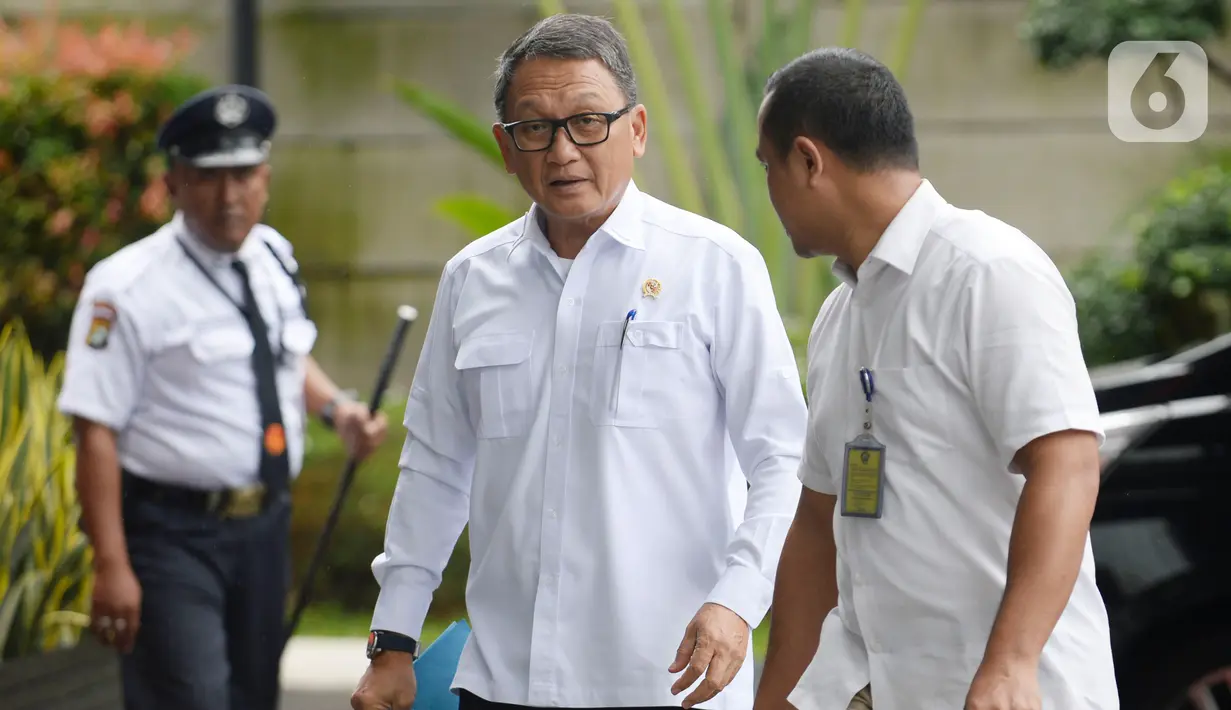 Menteri ESDM Arifin Tasrif (tengah) saat tiba di Gedung KPK, Jakarta, Kamis (5/3/2020). Arifin Tasrif akan menggelar rapat koordinasi dengan Pimpinan KPK membahas pengelolaan sampah menjadi tenaga listrik untuk menghindari praktik tindak pidana korupsi. (merdeka.com/Dwi Narwoko)