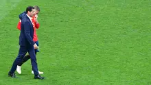 Bek Spanyol, Sergio Ramos berjalan sambil menangis bersama pelatih Fernando Hierro usai pertandingan melawan Rusia di babak 16 besar Piala Dunia 2018 di Stadion Luzhniki, Moskow, Rusia (1/7). (AFP Photo/Mladen Antonov)