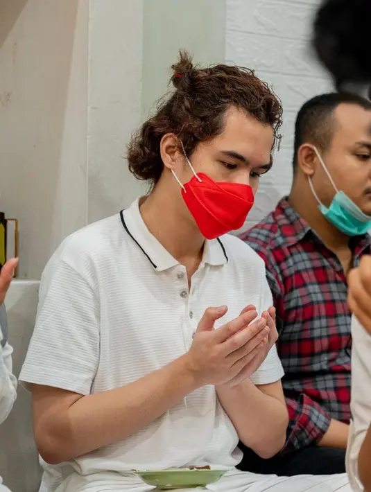 Dul Jaelani berdoa bersama tamu undangan lainnya. (Foto: Instagram/ tissabiani)
