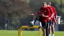 Pemain Timnas Wales, Gareth Bale, tampak serius mengikuti latihan jelang laga UEFA Nations League di Hensol, South Wales, Senin (31/8/2020). Wales akan berhadapan dengan Finlandia. (AFP/Geoff Caddick)