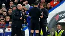 Manajer Chelsea Antonio Conte beradu argumen dengan wasit Neil Swarbrick disela laga pekan 14 Premier League antara Chelsea vs Swansea City di Stamford Bridge, Rabu (29/11). Conte diusir wasit ke bangku penonton setelah diganjar merah. (ADRIAN DENNIS/AFP)