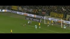 Setelah melihat timnya kebobolan dua gol dalam waktu dua menit melawan FC Dordrecht, Minggu (12/4/2015), pelatuh NAC Breda Robert Maaskant sangat kesal sampai merusak bangku pemain.
