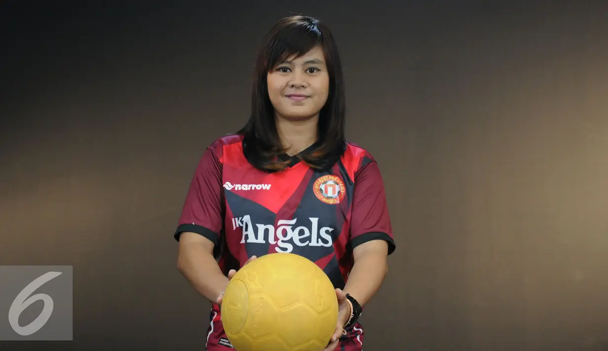 Pemain Jaya Kencana Angels, Susi Susanti berpose usai wawancara di Studio Liputan6.com, Jakarta, Kamis (1/9). Di ajang AFF Futsal Club Championship 2016, Susi menyumbangkan dua gol, salah satunya di babak semifinal. (Liputan6.com/Helmi Fithriansyah)